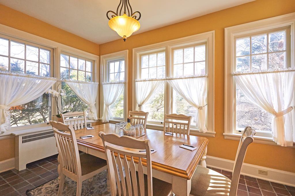 The Inn On Bay Gravenhurst Exterior foto